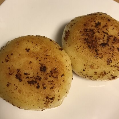 ごめんなさい(^◇^;)焼きおにぎりみたいな見た目になってしまいました。が、とっても簡単でとっても美味しく出来ました〜(°▽°)クリチを入れてみました♡♡♡